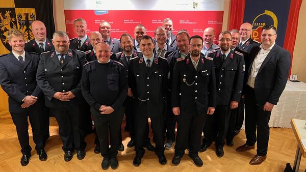 Bild vergrößern: Landrat Thomas  Hennig (r.) und Kreisbrandmeister Gerd Pürzel (l.) übergaben an die Kameraden der Freiwilligen Feuerwehren das Ehrenzeichen am Band in Silber für 25-jährige Mitgliedschaft