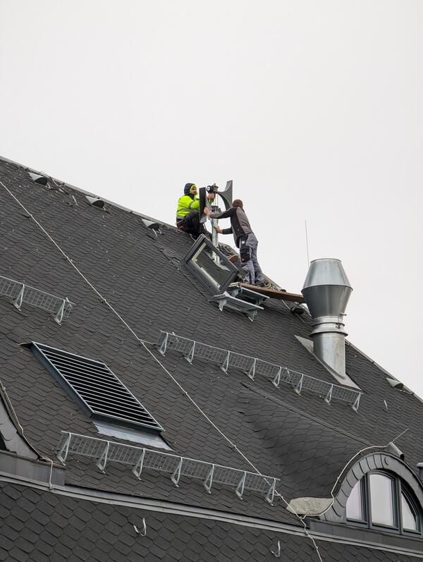 Bild vergrößern: Auf dem Dach des Landratsamtes in Plauen wurde die leistungsstärkste Sirene im Landkreis installiert.