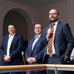 Bild vergrößern: Landrat Thomas Hennig, Oberbürgermeister Mario Horn und Sachsen Kultusminister Christian Piwarz (von links)