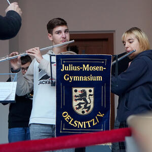 Bild vergrößern: Das Bild zeigt zwei Querflötenspieler des Julius Mosen Gymnasiums Oelsnitz.