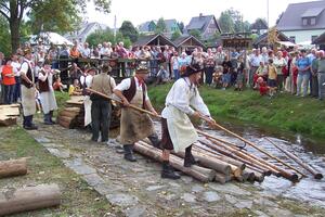 Bild vergrößern: Das Bild zeigt die Mitglieder des Flößervereins in Muldenberg bei ihrer Schauvorführung zum jährlichen Flößertag.