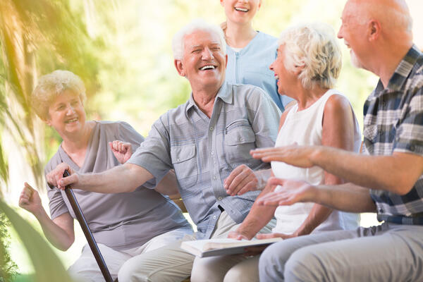 Bild vergrößern: Das Foto zeigt mehrere ältere Menschen, die miteinander Lachen und Spaß haben.