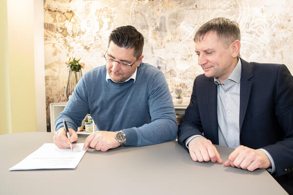 Bild vergrößern: Landrat Thomas Hennig (links) und Zweckverbands-Geschäftsführer Michael Barth bei der Vertragsunterzeichnung beim Notar.