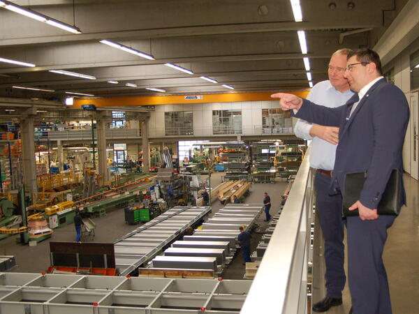 Bild vergrößern: Landrat Thomas Hennig (rechts) im Gespräch mit Thermofin Geschäftsführer Bernd Löffler.