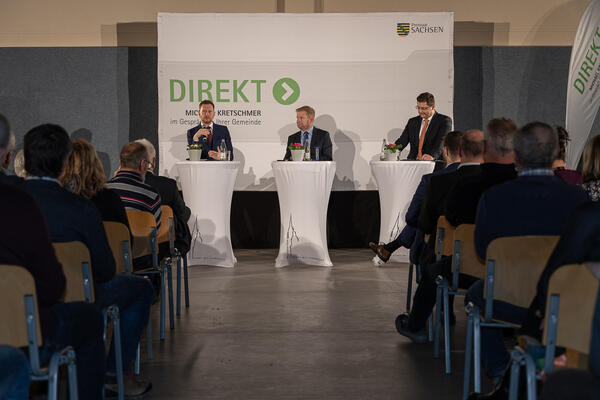Bild vergrößern: Ministerpräsident Michael Kretschmer, Landrat Thomas Hennig und Bürgermeister Marco Siegemund beim Burgergesprach in der Turnhalle.
