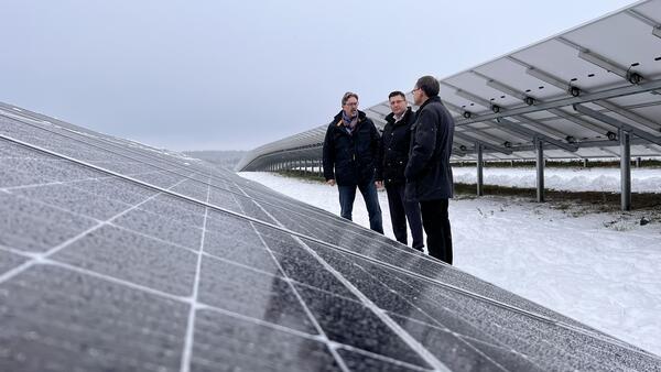 Auf dem Bild sieht man die neue Photovoltaik-Anlage an der Deponie Zobes.