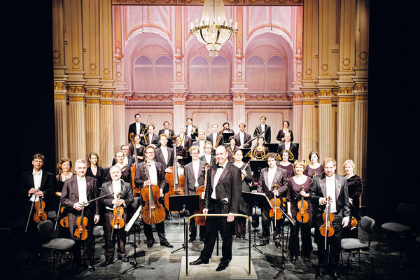 Bild vergrößern: Das Bild zeigt ein Orchester in König-Albert-Theater Bad Elster