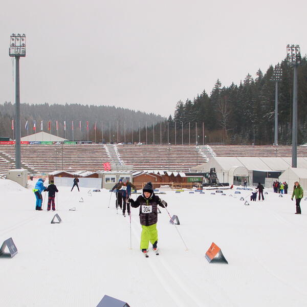Bild vergrößern: Schülerinnen und Schüler beim Langlauf in der Sparkasse Vogtland Arena