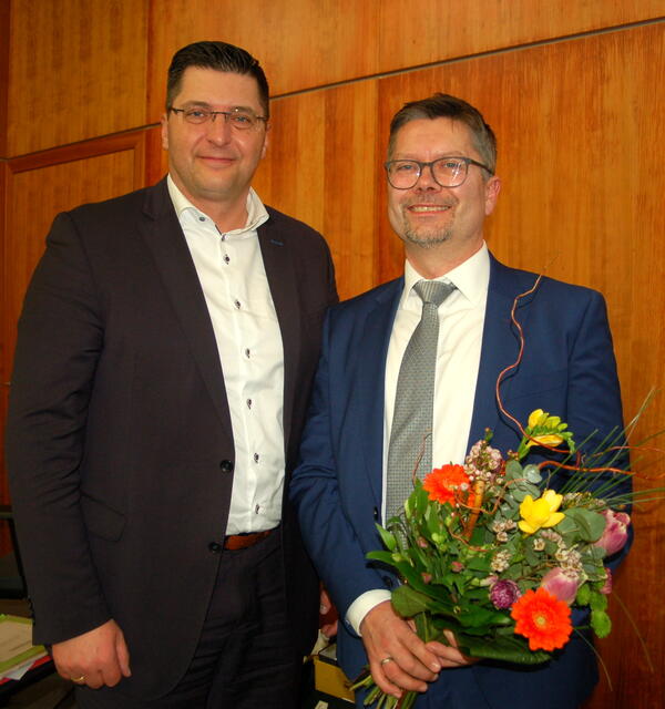 Bild vergrößern: Landrat Thomas Hennig (links) mit dem neuen Beigeordneten Falk Gruber