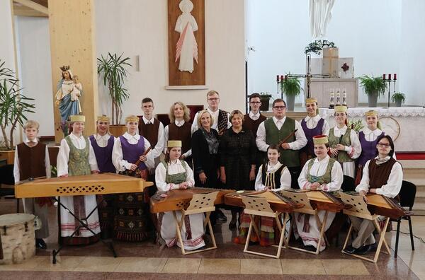 Bild vergrößern: Das Ensemble "JOVARĖLIS" aus Litauen wird den Markt musikalisch eröffnen.