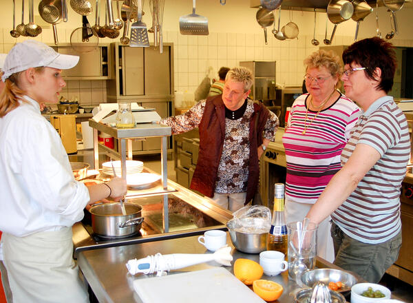 Bild vergrößern: Archivbild: Auf dem Bild geben Seniorinnen ihre Erfahrungen in der Küche weiter.