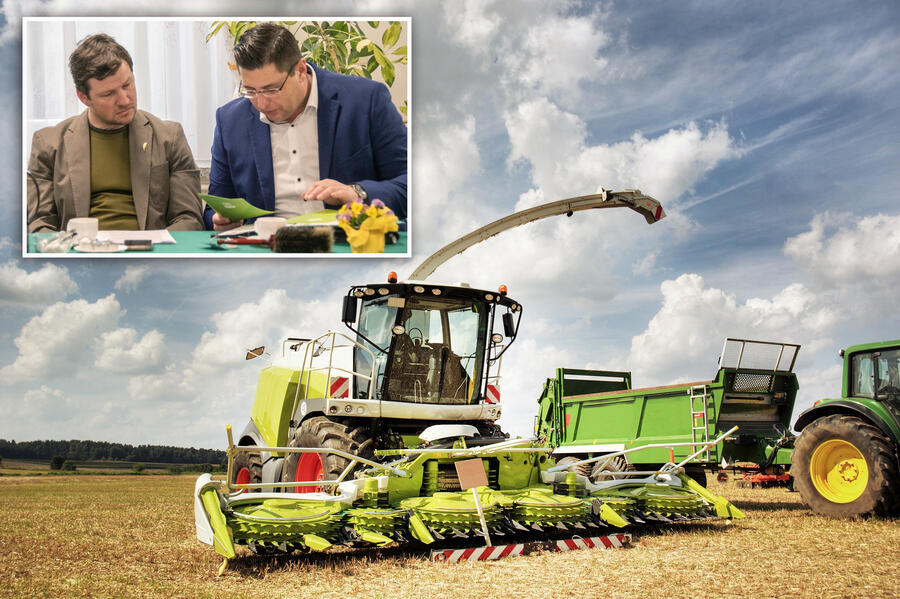 Bild vergrößern: Das Bild zeigt eine Szene der Landwirtschaft sowie Landrat Thomas Hennig - rechts - mit Daniel Hirsch, GF, Regioanlbauernverband Vogtland.
