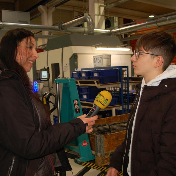 Ganz selbstbewusst gab Schüler Mex Trommer dem Vogtland Radio ein Interview. 