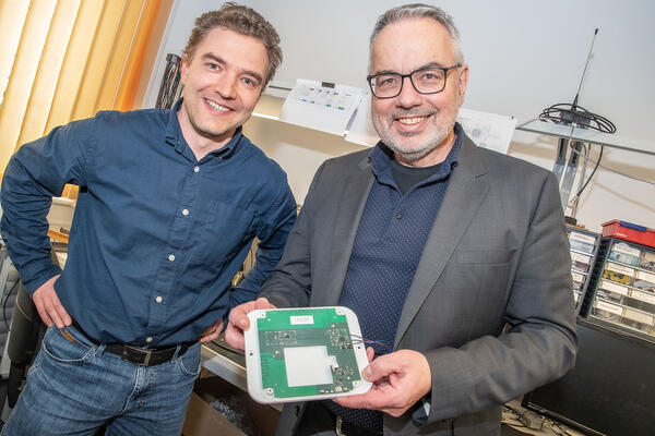 Bild vergrößern: Das Bild zeigt IK elektronik Inhaber Jan-Erik Kunze mitn einem Entwicklungsingenieur