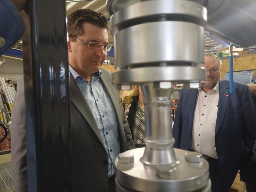 Landrat Hennig und der HWK-Präsident Wagner zu Besuch bei Isotech.