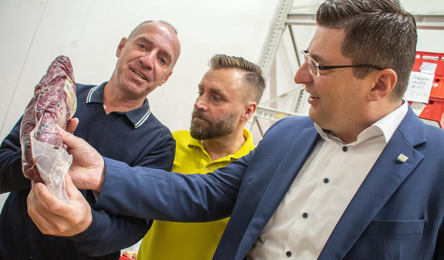 Bild vergrößern: Das Bild zeigt die beiden Geschäftsführer der Christel Knoll GmbH Ingo Knoll (links) und Thomas Fritzlar (Mitte) mit Landrat Thomas Hennig im Kühlhaus.