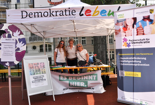 Beim "Respectival"-Aktionstag der Friedensschule Plauen war auch die Gleichstellungs-, Integrations- und Frauenbeauftragte des Vogtlandkreises, Anett Gräf (rechts) mit ihren Kolleginnen Andrea Sachs (mitte) und Nadja Werner (links) mit einem Stand vor Ort. 
vor Ort.