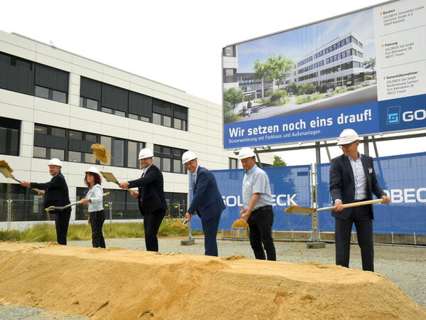 Bild vergrößern: Gemeinsamer Spatenstich für ein neues Bürogebäude mit Parkhaus bei Goldbeck in Treuen.