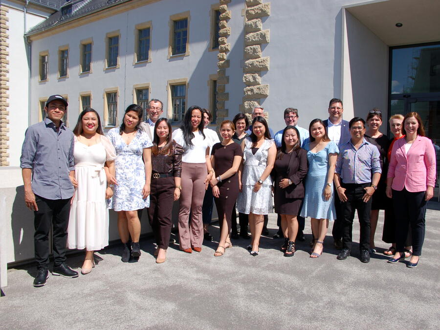 Bild vergrößern: Alle philippinischen Fachkräfte stellten sich mit Ihre Arbeitgebern, Lehrern und Betreuern des Projektes zum Gruppenfoto vor der Studienakademie Plauen.