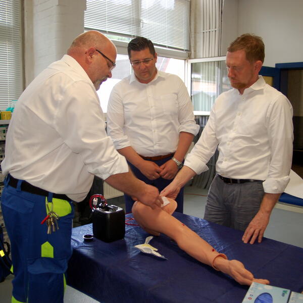 Ministerpräsident Michael Kretschmer und Landrat Thomas Hennig zu Besuch bei der Notfallmedizinische-Simulation GmbH Lengenfeld.