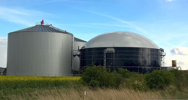 Das Bild zeigt eine Biogasanlage.