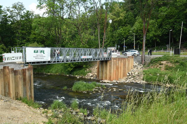 Das Bild zeigt die Stahlkonstruktion der Brücke Barthmühle.