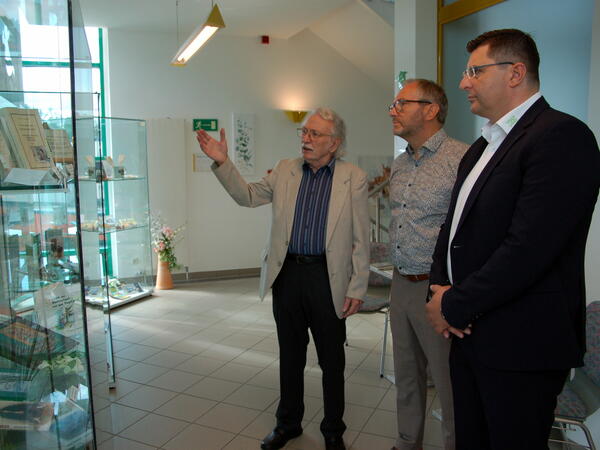 Bild vergrößern: Dr. Frieder Spitzner, der Vorsitzende der Literaturgesellschaft Julius Mosen (links), führte Landrat Thomas Hennig (rechts) in Begleitung des Auerbacher OB Jens Scharff (Mitte) durch die Ausstellung.