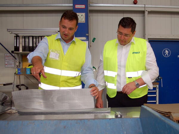 Bild vergrößern: Werkleiter Daniel Schaffer (links) erläutert Landrat Thomas Hennig (rechts) den Vorgang der Herstellung von Kühlsystemen.