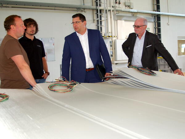 Bild vergrößern: Landrat Thomas Hennig (2.von rechts) im Gespräch mit Mitarbeitern der Firma C. H. Müller. Rechts im Bild Seniorchef Thomas Porst.