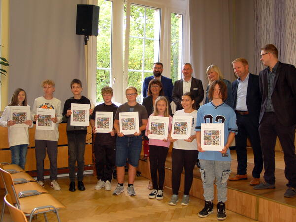 Bild vergrößern: Schülerinnen und Schüler der siebenten Klassen der Wilhelm-Adolph-von-Trützschler-Oberschule Falkenstein erhielten ihren Berufswahlpass.