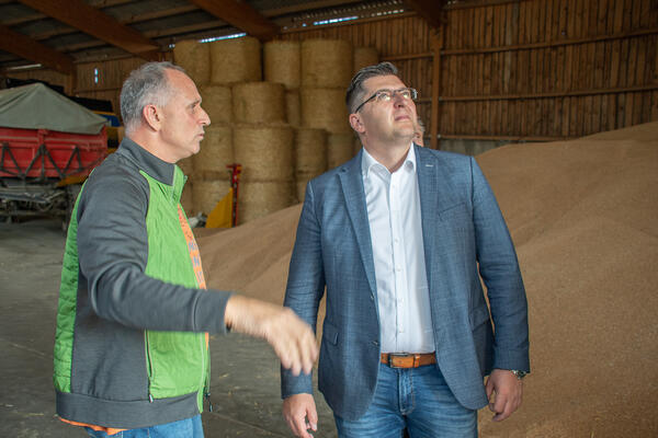 Bauer Sven Seifert erklärt Landrat Thomas Hennig die Lagermöglichkeiten für Futter und Stroh.
