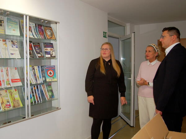 Gesellschafterin Luisa Lückert (links) führte durch das Haus und gab einen kleinen Einblick in 30 Jahre Firmengeschichte 