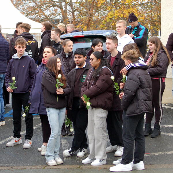Bild vergrößern: Schülerinnen und Schüler Plauener Gymnasien und Oberschulen legten weiße Rosen nieder.