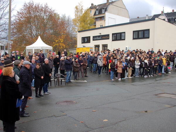 Bild vergrößern: Etwa 150 Menschen nahmen an der Gedenkveranstaltung teil.