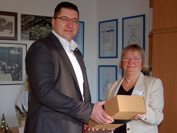 Landrat Thomas Hennig bedankte sich bei der Verwaltungsdirektorin des Klinikums Obergöltzsch Rodewisch, Beate Liebold, für ihre engagierte Arbeit.  