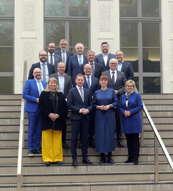 Auf dem Campus der Forstschule Bad Reiboldsgrün stellte sich das Kabinett der Sächsischen Staatsregierung den Fotografen.   