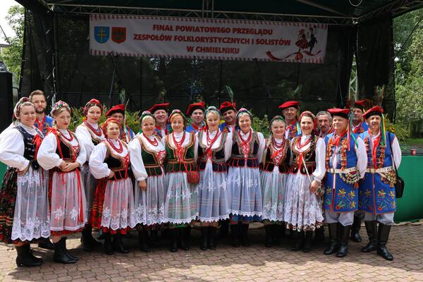 Bild vergrößern: Die polnische Folklore-Gruppe »Morawica« aus dem Partnerlandkreis Kielce sorgt zur Eröffnung für Unterhaltung.