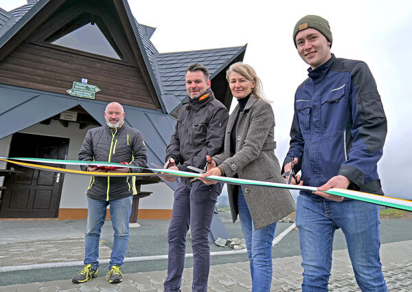 Vier Leute schneiden B&auml;nder durch