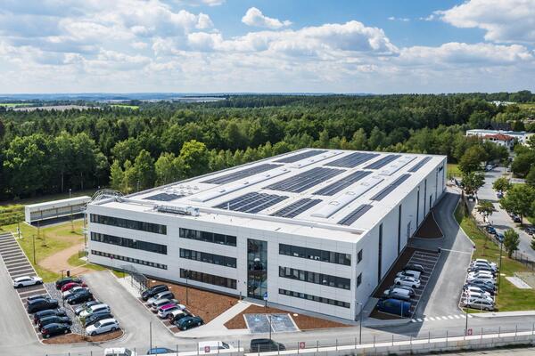 Das Bild zeigt die Au&szlig;enansicht der neuen Goldbeck-Fertigungshalle.