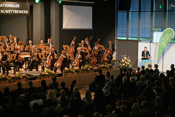 Das Bild zeigt ein Orchester und Publikum