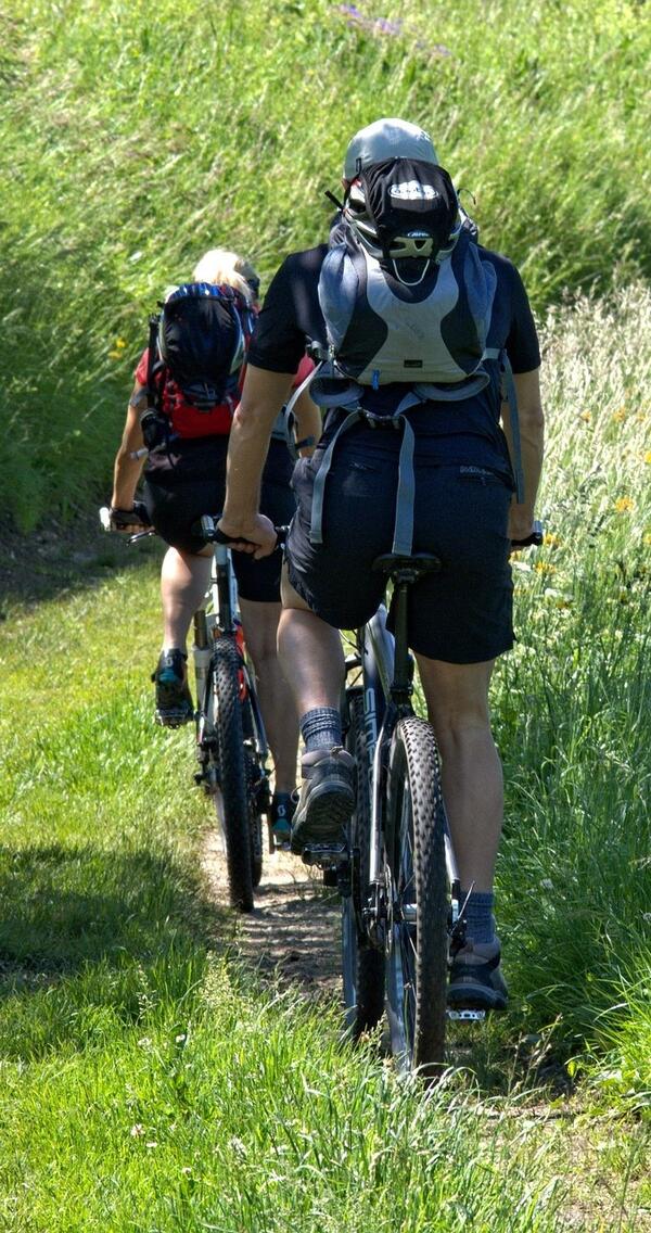 Auf dem Bild sieht man zwei Radfahrer.