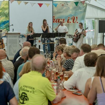Bild vergr&ouml;&szlig;ern: Ein Band spiel Musik vor dem Publikum.