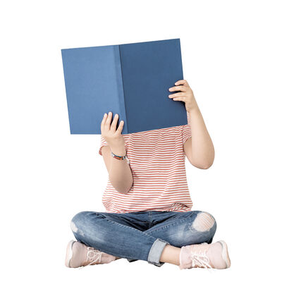 Bild vergrößern: Mädchen sitzt im Schneidersitz und liest in einem großen blauen Buch
