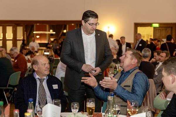 Bild vergr&ouml;&szlig;ern: Landrat Thomas Hennig im Gespr&auml;ch mit Unternehmern.