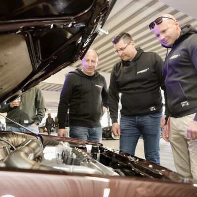 Bild vergr&ouml;&szlig;ern: Benzingespr&auml;che unter Autofans.