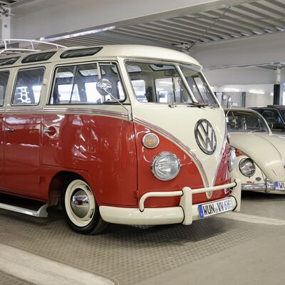 Bild vergr&ouml;&szlig;ern: Nicht nur moderne Fahrzeuge waren vertreten - auch seltene Klassiker wie dieser VW-Fensterbus fanden gro&szlig;en Anklang.