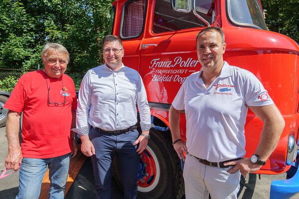 Drei M&auml;nner am LKW