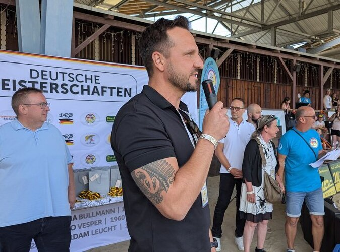 Sportbeauftragter Jan Rodewald spricht zu den Anwesenden.