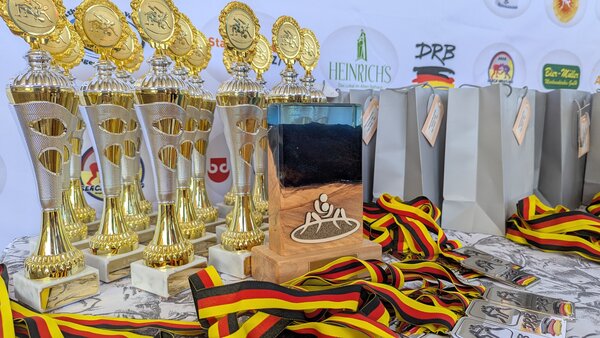Bild vergr&ouml;&szlig;ern: Ein speziell gefertigter Pokal, der im Vogtland hergestellt wurde, ist den Gewinnern �berreicht worden.