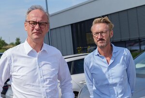 Bild vergr&ouml;&szlig;ern: Das Bild zeigt zwei M&auml;nner im Portr&auml;tformat